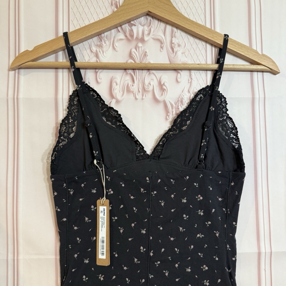 Skims Fits Everybody Lace Triangle Romper Onyx Rosebud Print Size Medium NWT - Picture 5 of 8